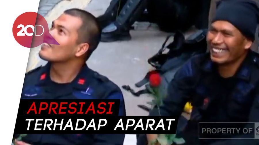 Mawar Merah untuk Brimob Penjaga Bawaslu