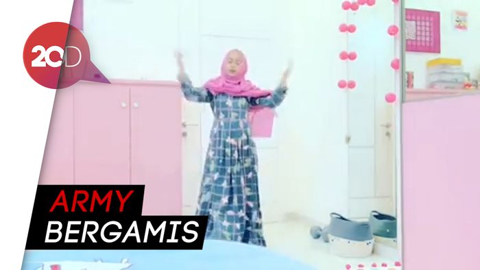 Aksi Ria Ricis Joget ‘Boy With Luv’ BTS Pakai Gamis