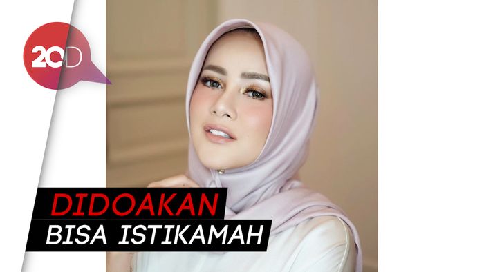 Hijrah, Begini Gaya Olla Ramlan Pakai Hijab