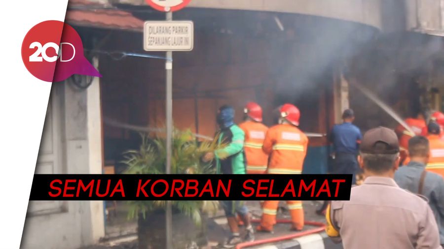 Momen Petugas Damkar Selamatkan 5 Korban Terjebak Kebakaran di Sukabumi
