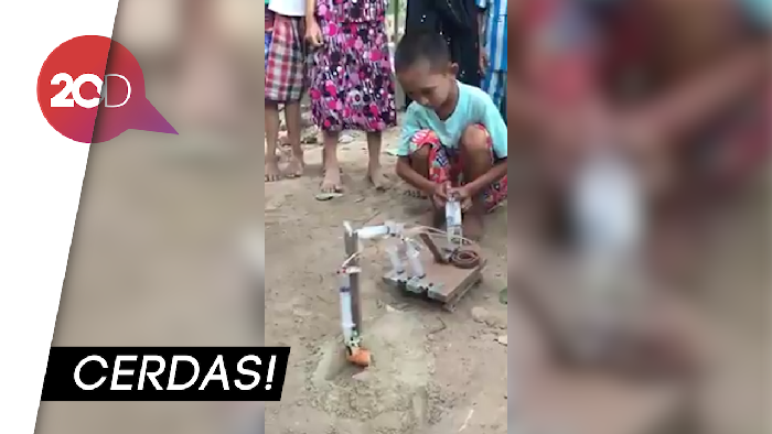 Viral! Bocah Ini Bikin Robot Ekskavator Pakai Alat Suntik