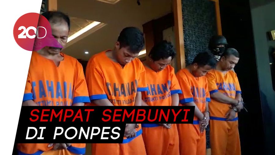 5 Habib Diburu karena Diduga Terlibat Pembakaran Mapolsek di Sampang 5 Habib Diburu karena Diduga Terlibat Pembakaran Mapolsek di Sampang