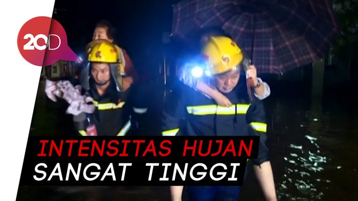 Siang dan Malam Berjibaku Evakuasi Korban Banjir di China
