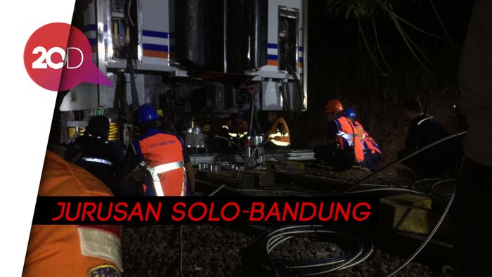 Evakuasi Kereta Api Lodaya yang Anjlok di Nagreg