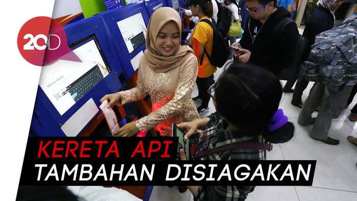 Pemudik Membludak di Stasiun Gambir