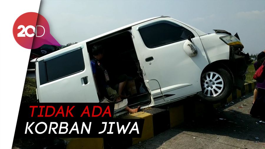 Akibat Pecah Ban, Kecelakaan Terjadi di Tol Cipali
