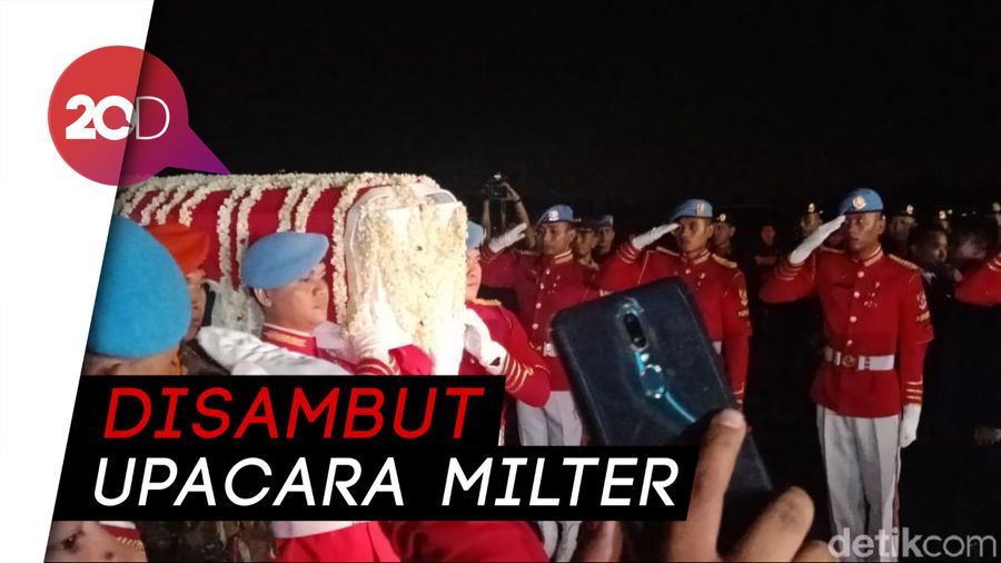 Detik-detik Kedatangan Jenazah Ibu Ani di Tanah Air