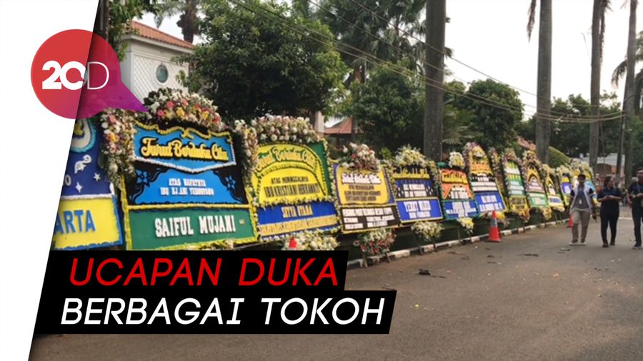 Karangan Bunga Mulai Hiasi Rumah Duka Ani Yudhoyono 