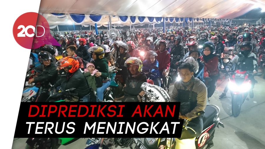 Wow! Pemudik Bermotor Menyemut di Pelabuhan Merak