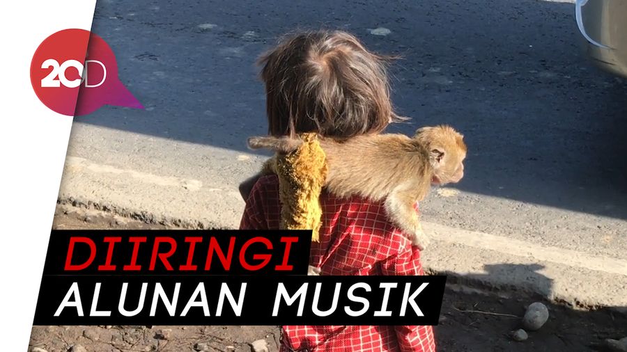 Saweran Topeng Monyet di Jalur Mudik Via Nagreg-Limbangan