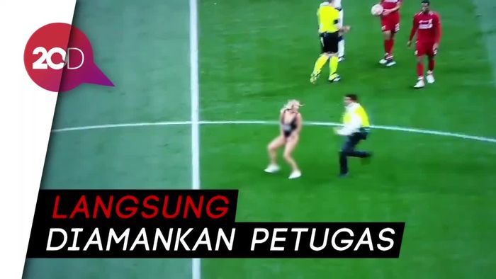 Wanita Berbikini Menyusup di Final Liga Champions