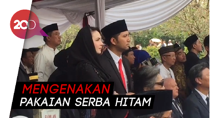 Arumi Bachsin dan Emil Dardak Hadiri Pemakaman Ani Yudhoyono