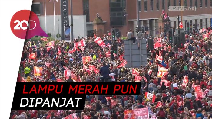 Tingkah Gila Liverpudlian Sambut Parade Juara Liverpool