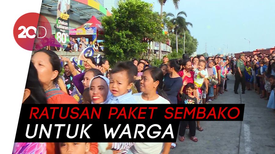 Jelang Lebaran, Jokowi Bagi-bagi Sembako ke Warga Jakbar