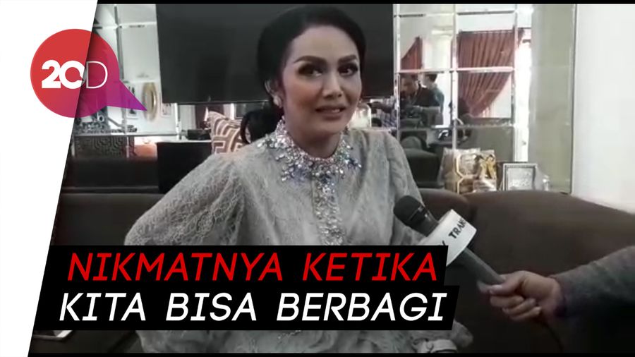 Krisdayanti Bagi-bagi THR untuk Tetangga Usai Salat Id