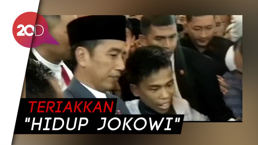 Usai Salat Id Jokowi Diserbu Jemaah untuk Selfie