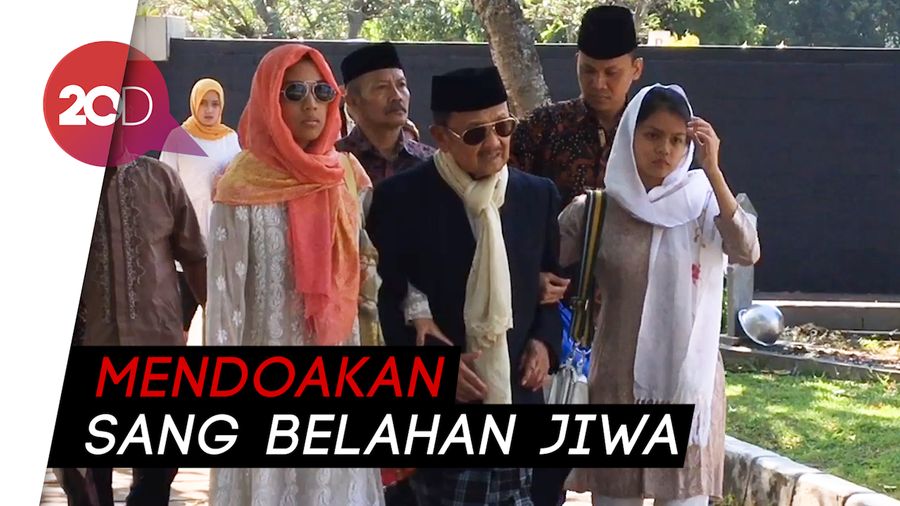 BJ Habibie Jenguk Istri di Hari Nan Fitri