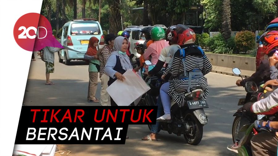 Libur Lebaran, Penjual Tikar Menjamur di Kawasan Ragunan