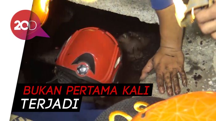 Dramatis! Detik-detik Seorang Pria Dievakuasi dari Selokan
