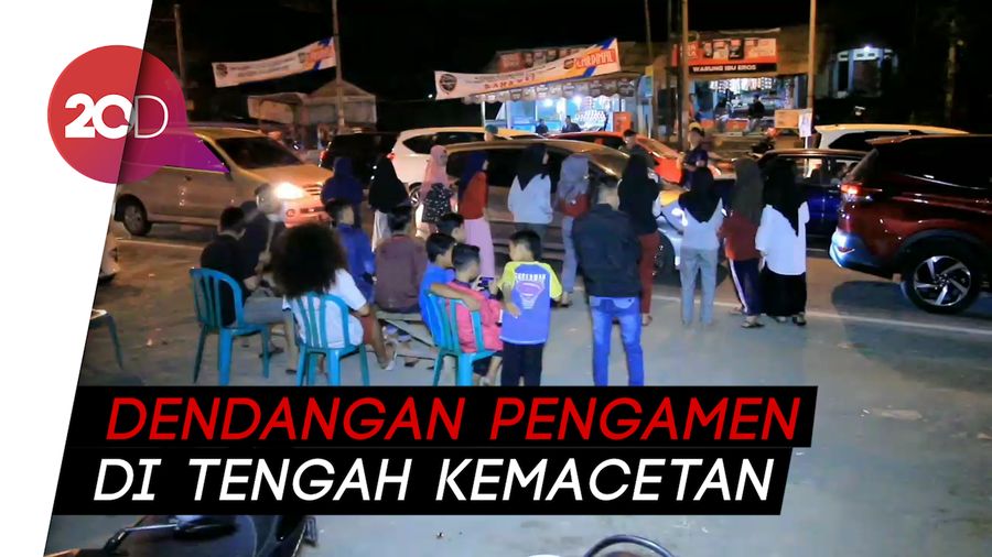 Belasan Pengamen Hibur Pemudik di Kala Kemacetan Melanda Nagreg