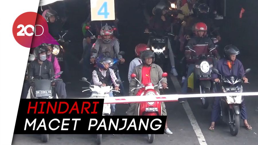 Arus Balik, Kendaraan Roda Dua Padati Pelabuhan Ketapang 