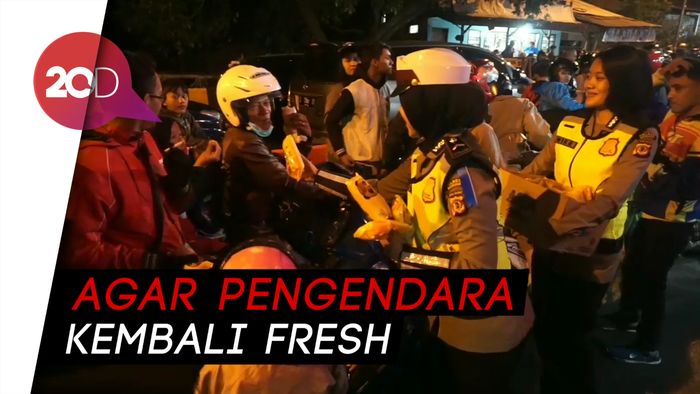 Polisi Bagi-bagi Makanan ke Pemudik saat One Way di Nagreg