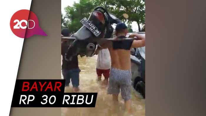 Jalur Konawe-Kendari Terputus Banjir, Jasa Pikul Motor Hadir