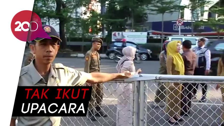 Terlambat Datang, ASN Pemkot Makassar Berdiri di Luar Pagar