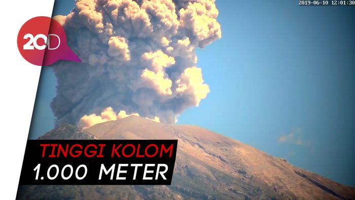 Erupsi! Begini Detik-detik Gunung Agung Semburkan Awan Panas