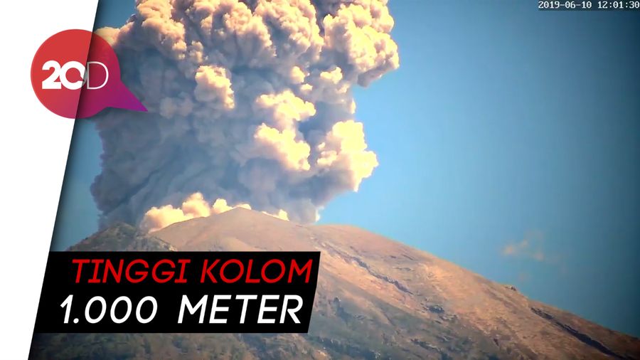 Erupsi! Begini Detik-detik Gunung Agung Semburkan Awan Panas
