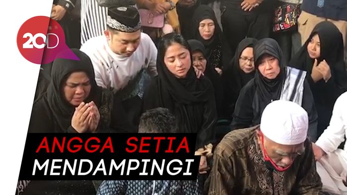 Isak Tangis Dewi Persik Iringi Pemakaman Sang Ayah