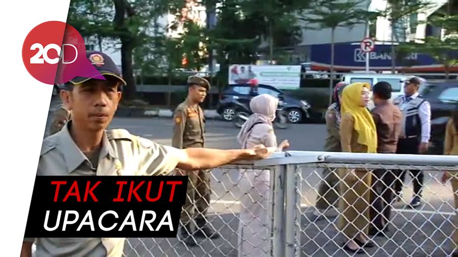 Terlambat Datang, ASN Pemkot Makassar Berdiri di Luar Pagar