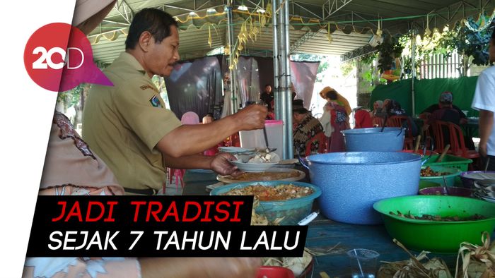 Halal Bihalal Warga Blitar Berikan Ketupat Gratis 