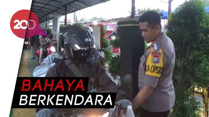 Pemudik Motor di Selat Bali, Bawa Balita hingga Muatan Lebih