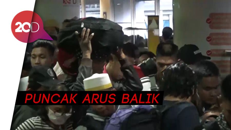 Arus Penumpang Masih Padati Pelabuhan Makassar