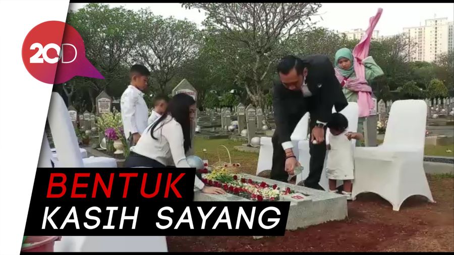 Ziarah ke Makam Ibunda, Ibas dan Keluarga Khusyuk Berdoa