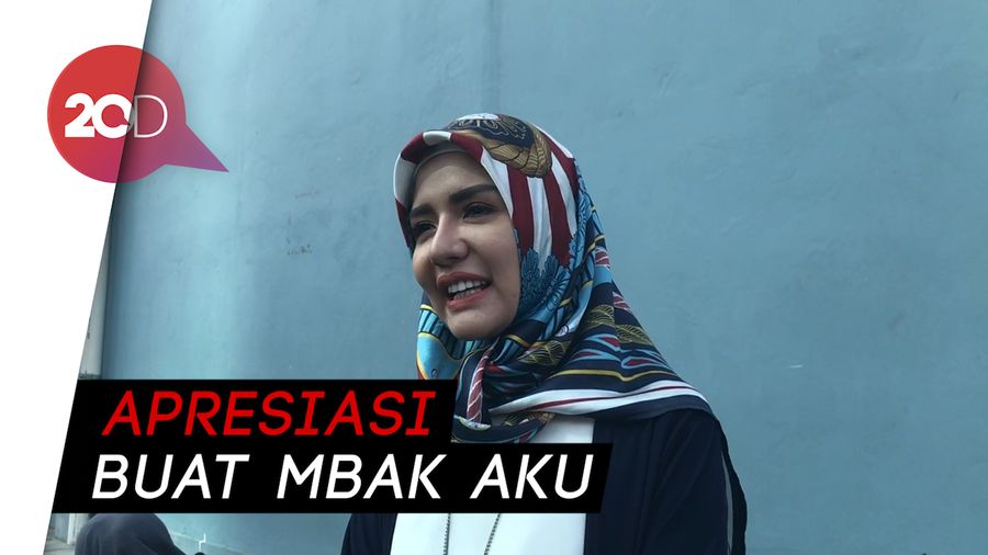 Alasan Anggia Chan Bagi-bagi THR Uang Dollar Singapura