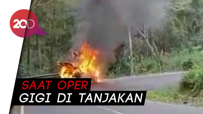  Minibus Terbakar di Trenggalek, 7 Penumpang Selamat 