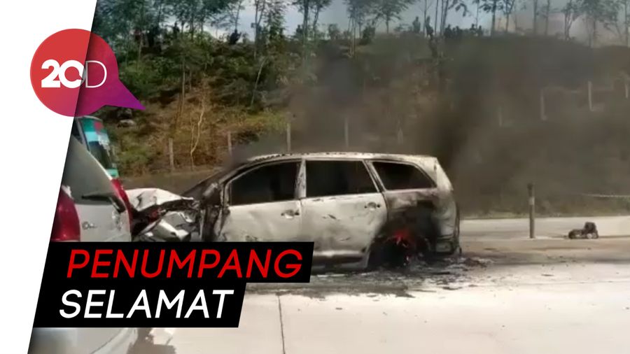  Mobil Terbakar di Tol Pandaan-Malang Usai Tabrak Truk Terguling 