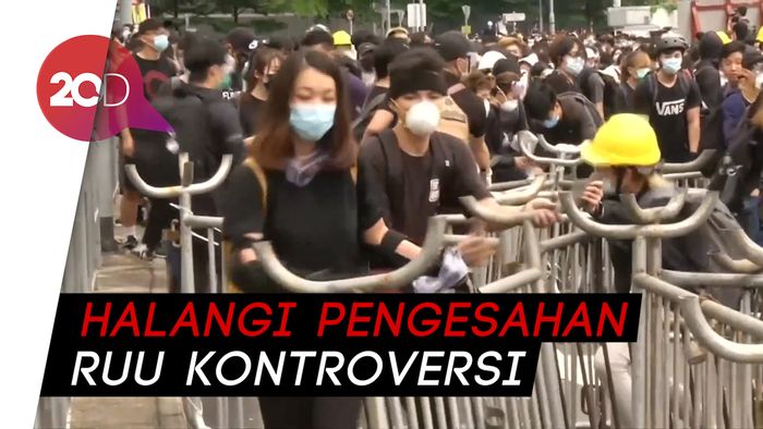 Protes RUU Ekstradisi, Puluhan Ribu Pendemo Blokir Jalan