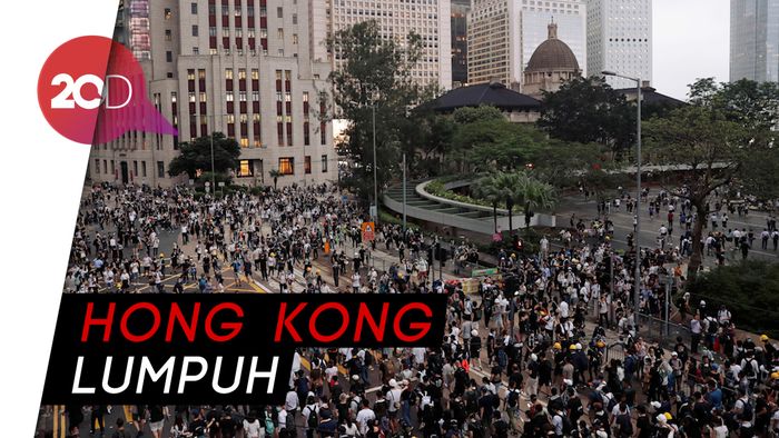 Puluhan Ribu Massa Tumpah Ruah di Hong Kong