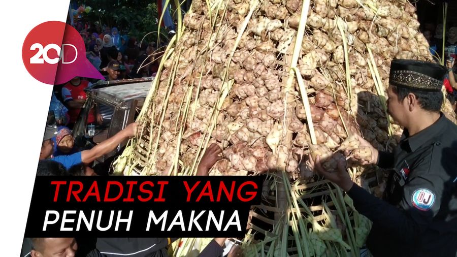 Seru! Rebutan Gunungan Ketupat Warga Ponorogo