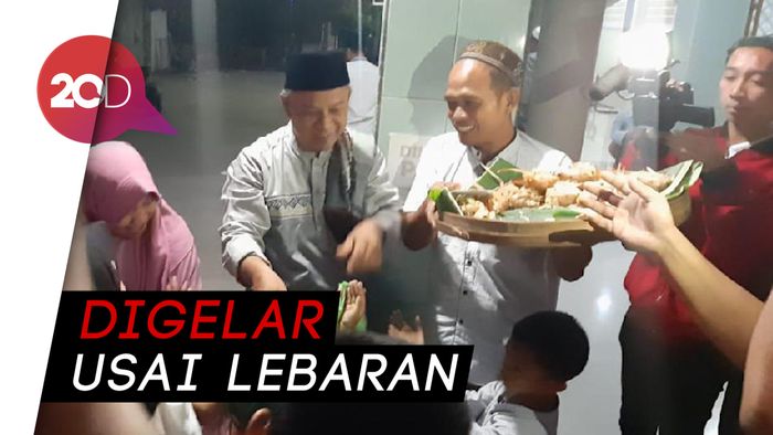 Tradisi Berebut Kupat Jembut di Semarang