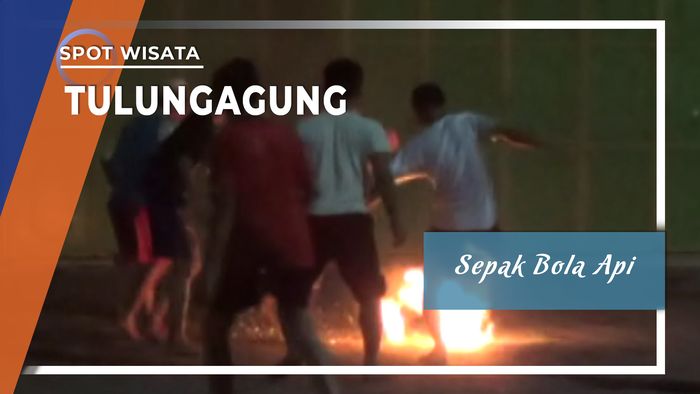 Ajang Sepak Bola Api Ala Santri Tulungagung, Jawa Timur