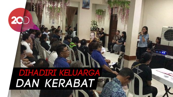 Suasana Prosesi Ibadah Penghiburan Robby Sugara