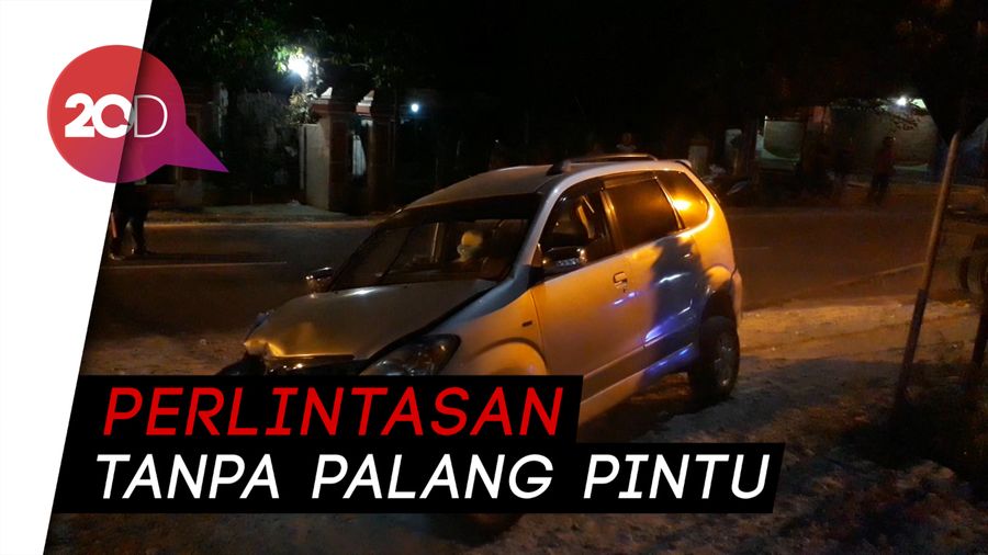 Avanza Ringsek Tertabrak KA Gumarang di Bojonegoro