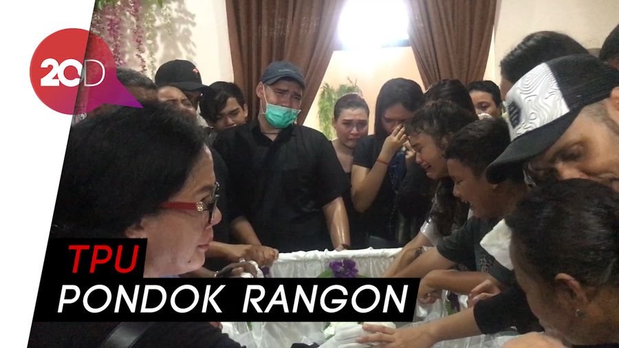 Isak Tangis Keluarga Antar Jenazah Robby Sugara
