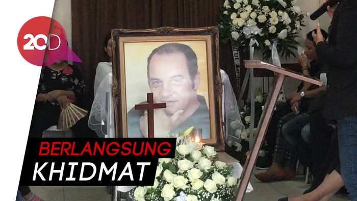 Keluarga Gelar Ibadah Tutup Peti Robby Sugara Sebelum Dikebumikan