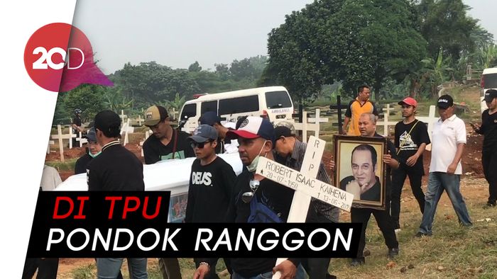 Ketegaran Sang Istri Antar Robby Sugara ke Pusara
