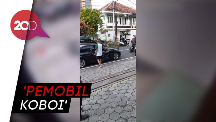 Polisi Ciduk Pemobil yang Lawan Arah dan Acungkan Pistol
